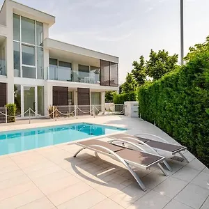 Luma With Pool Italien